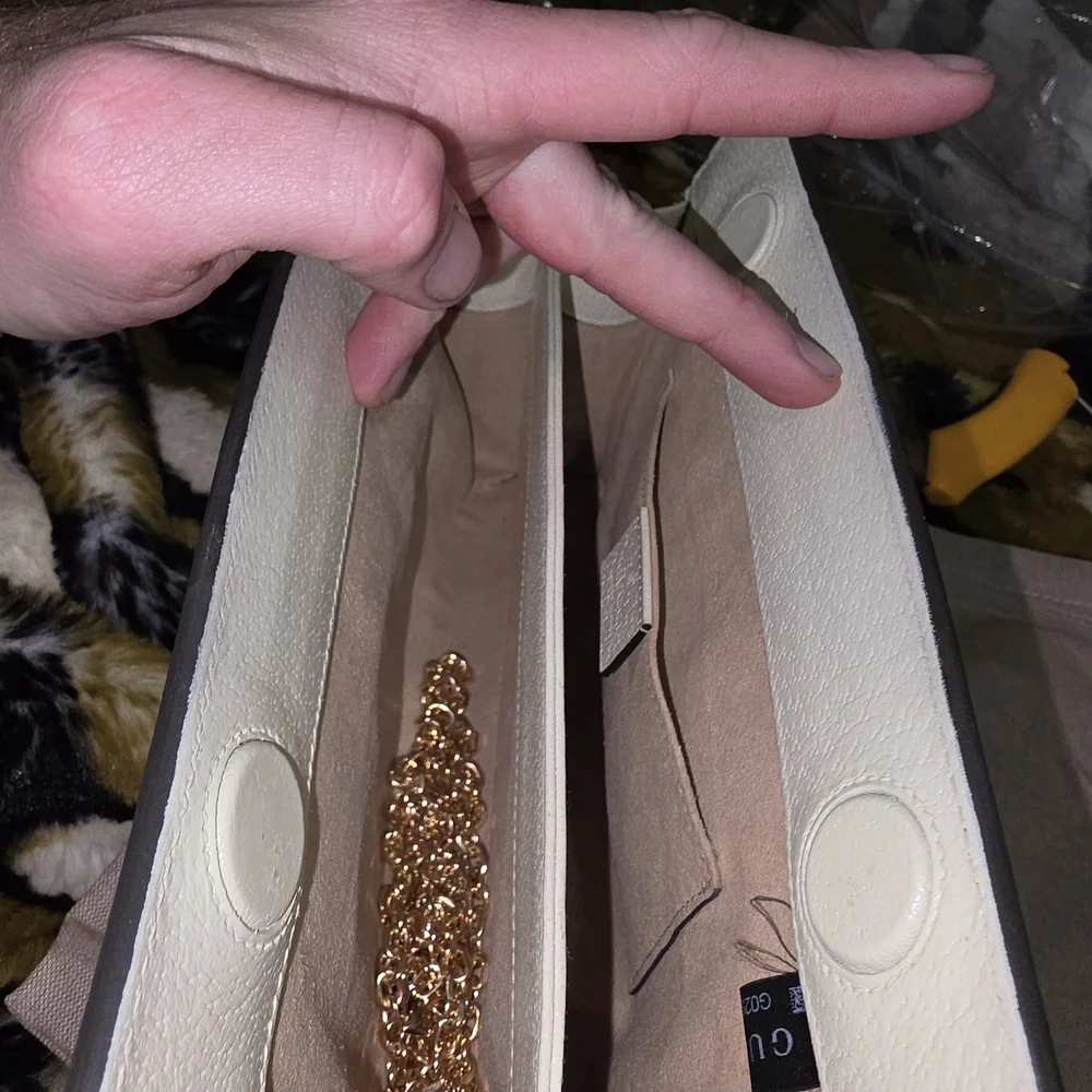 Gucci Womens White Leather Crossbody Bag with Signature Web Stripe - Picture 8 of 10